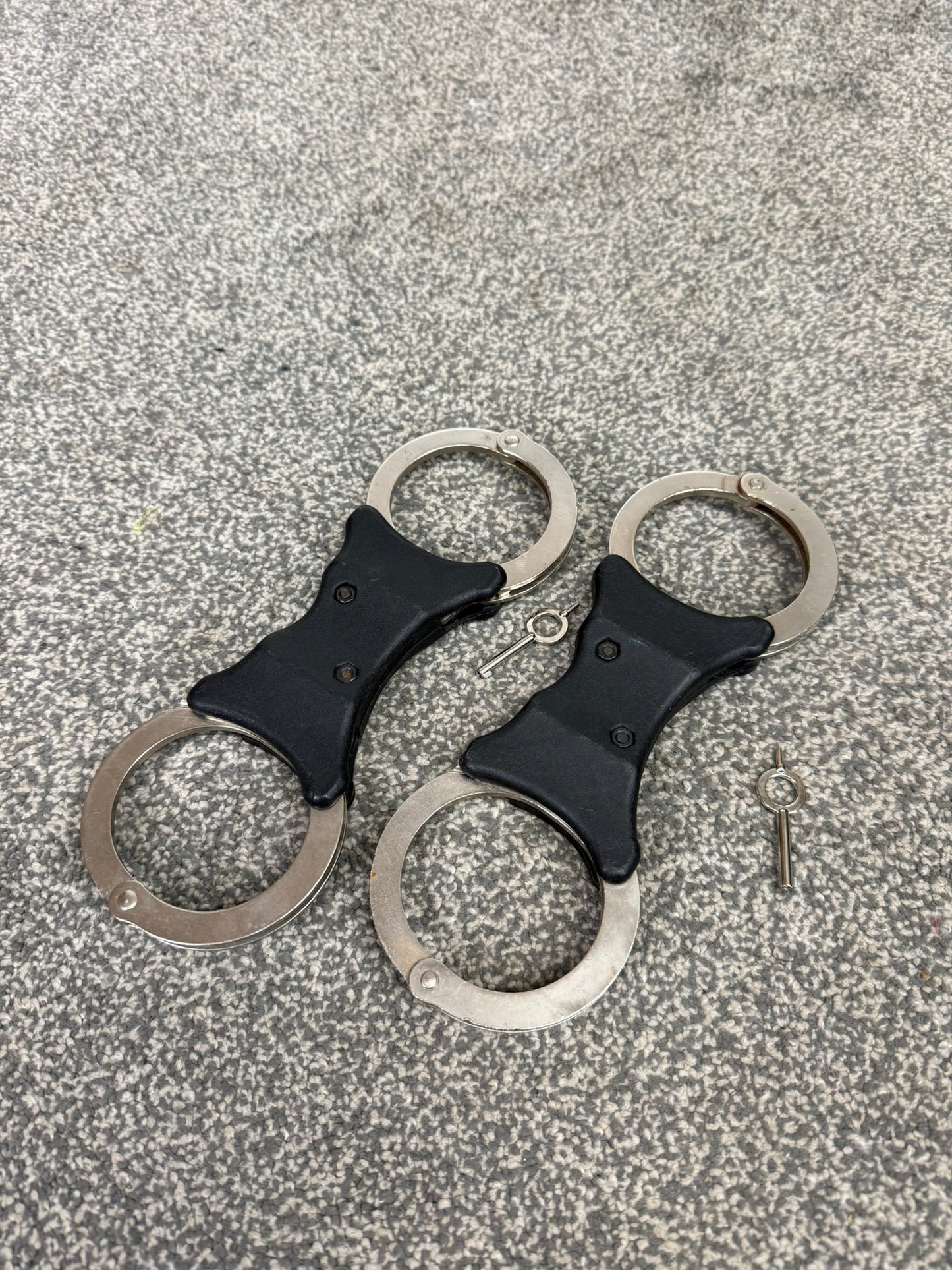Ex Police Hiatt Handcuffs Genuine Rigid Cuffs With Key Security Collectable Memorabilia
