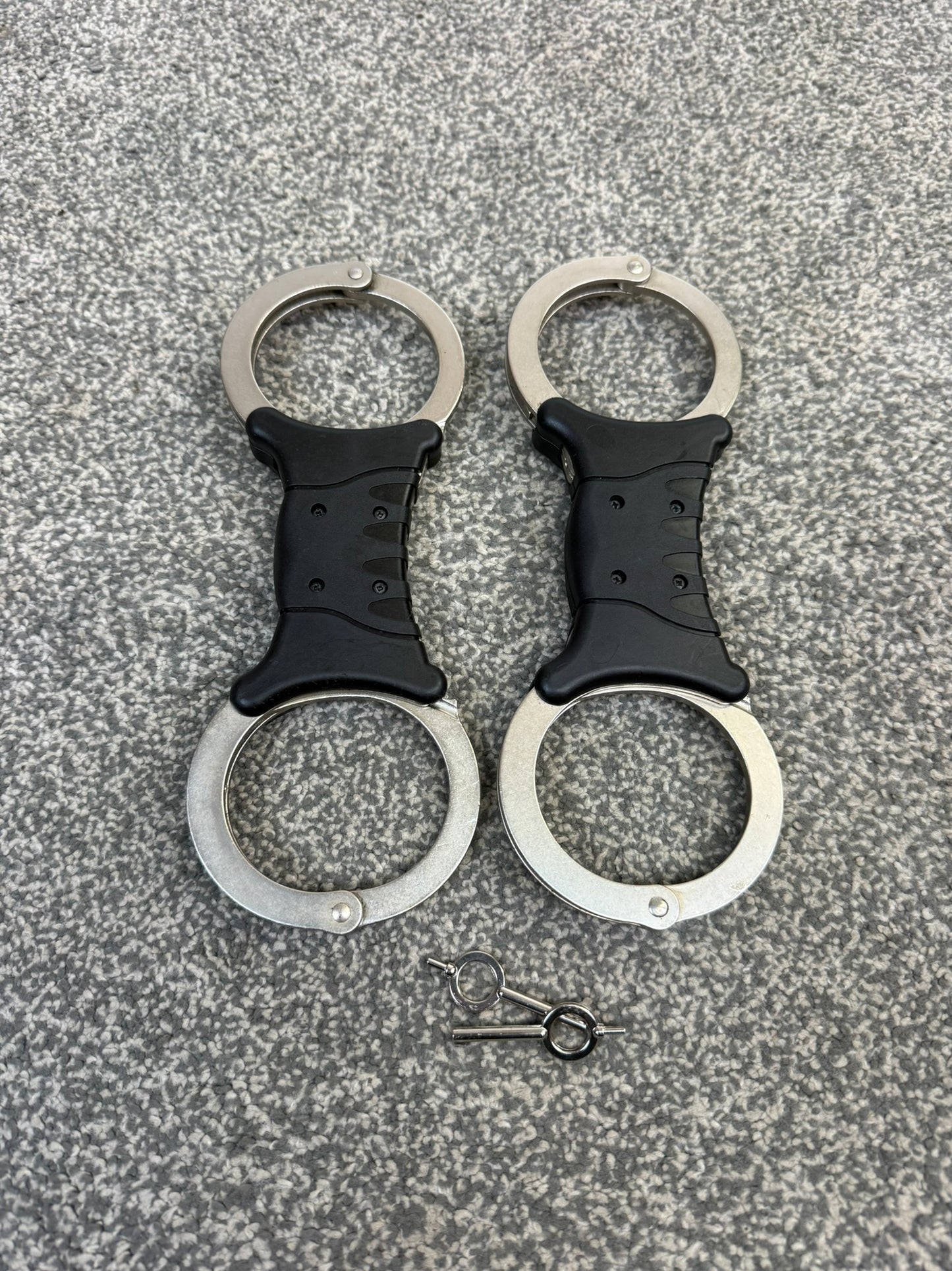 Ex Police TCH840 Handcuffs Rigid Cuffs With Key Security Collectible Memorabilia