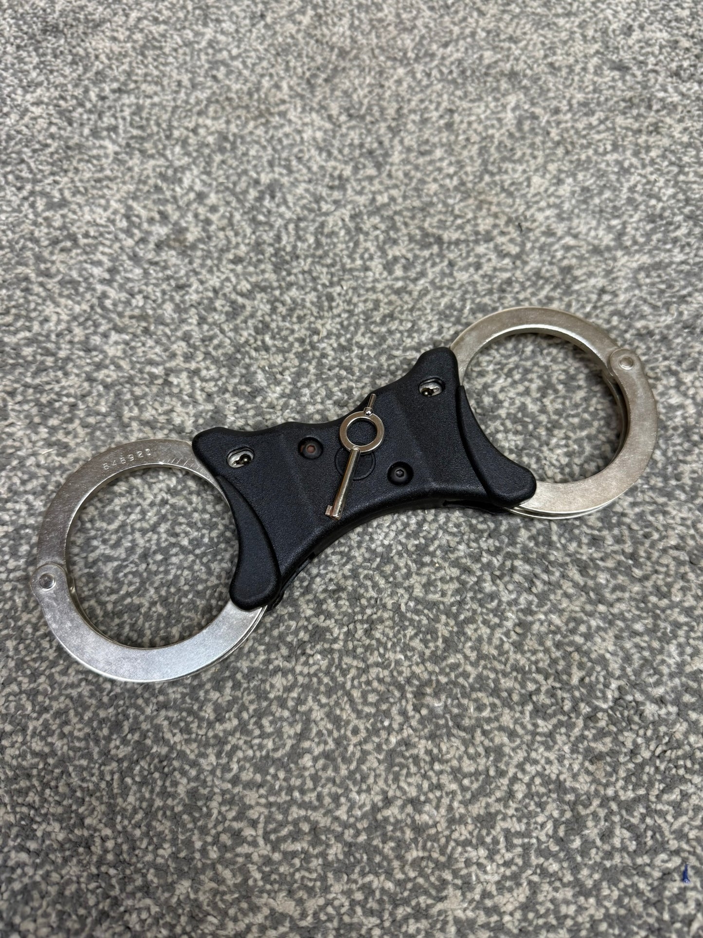 Ex Police Hiatt Handcuffs Genuine Rigid Cuffs With Key Security Collectable Memorabilia