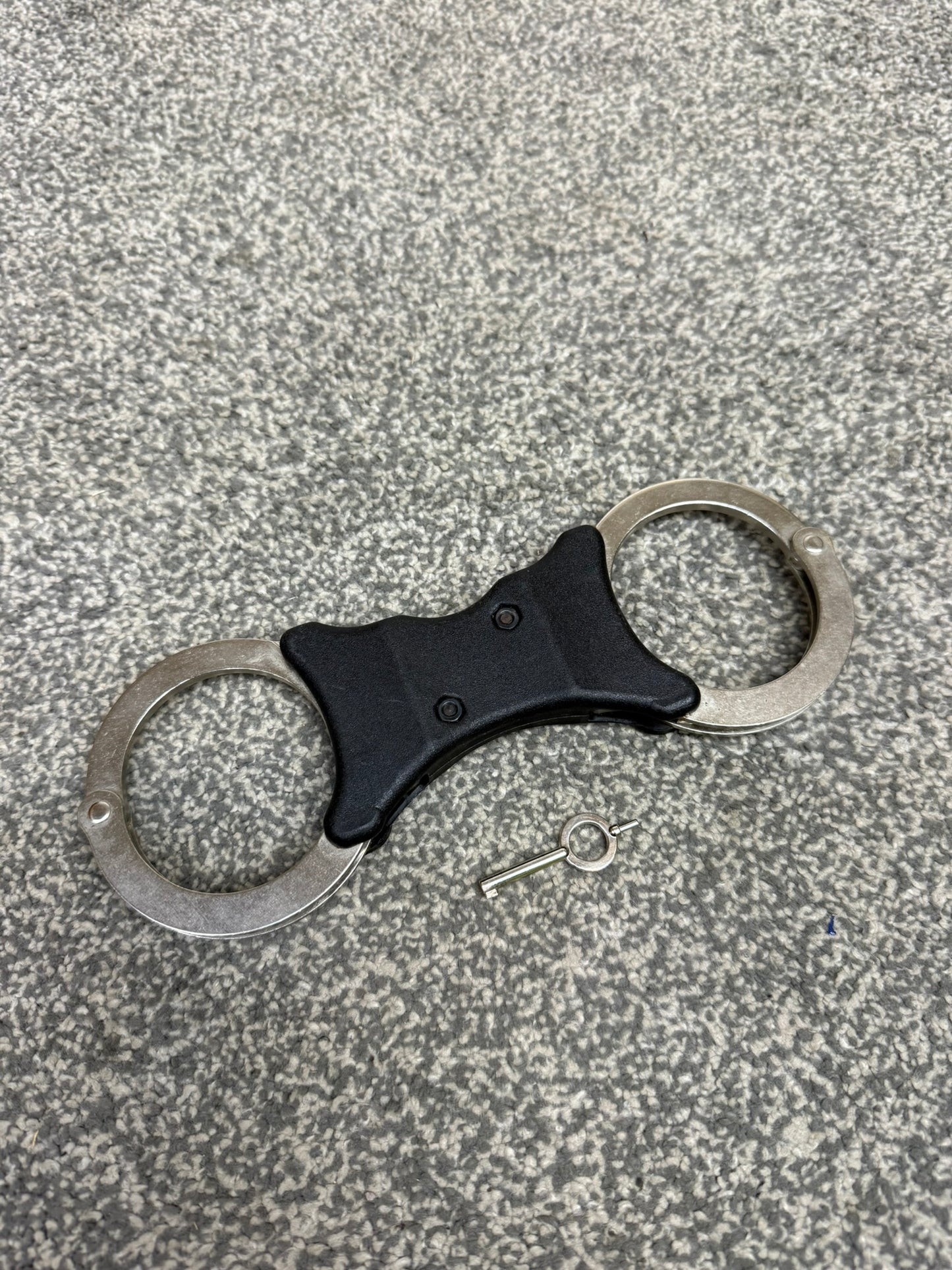 Ex Police Hiatt Handcuffs Genuine Rigid Cuffs With Key Security Collectable Memorabilia