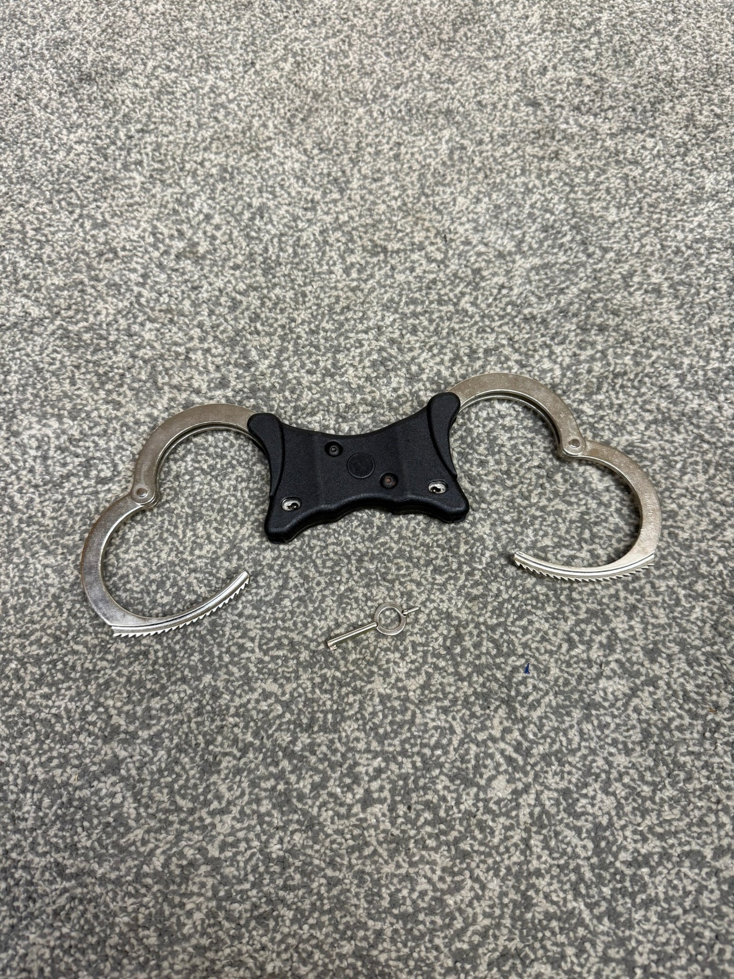 Ex Police Hiatt Handcuffs Genuine Rigid Cuffs With Key Security Collectable Memorabilia