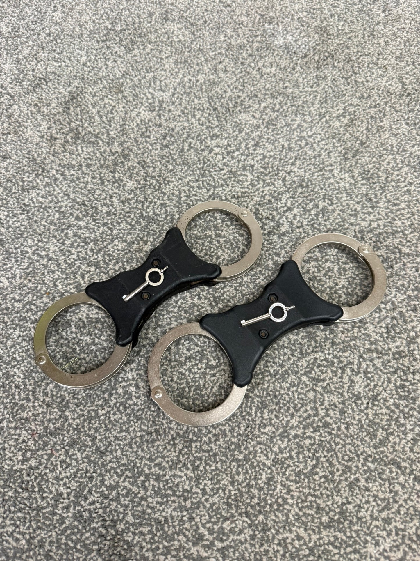 Ex Police Hiatt Handcuffs Genuine Rigid Cuffs With Key Security Collectable Memorabilia