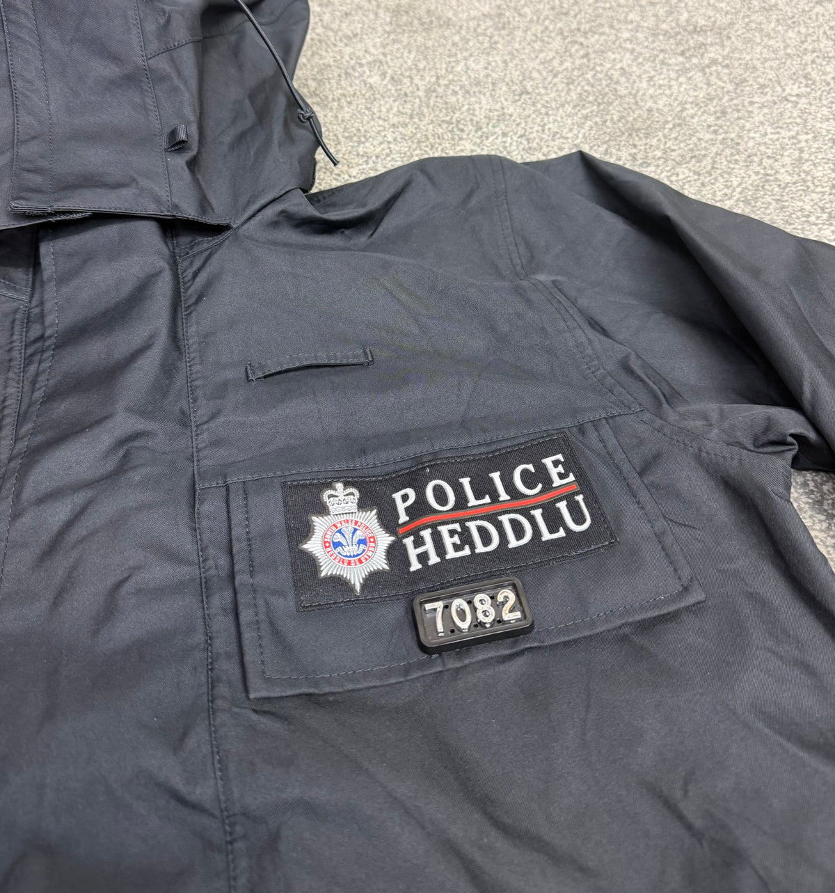 Ex Heddlu South Wales Police Waterproof Jacket Smock BADGED - Medium Collector Display Film TV Uniform