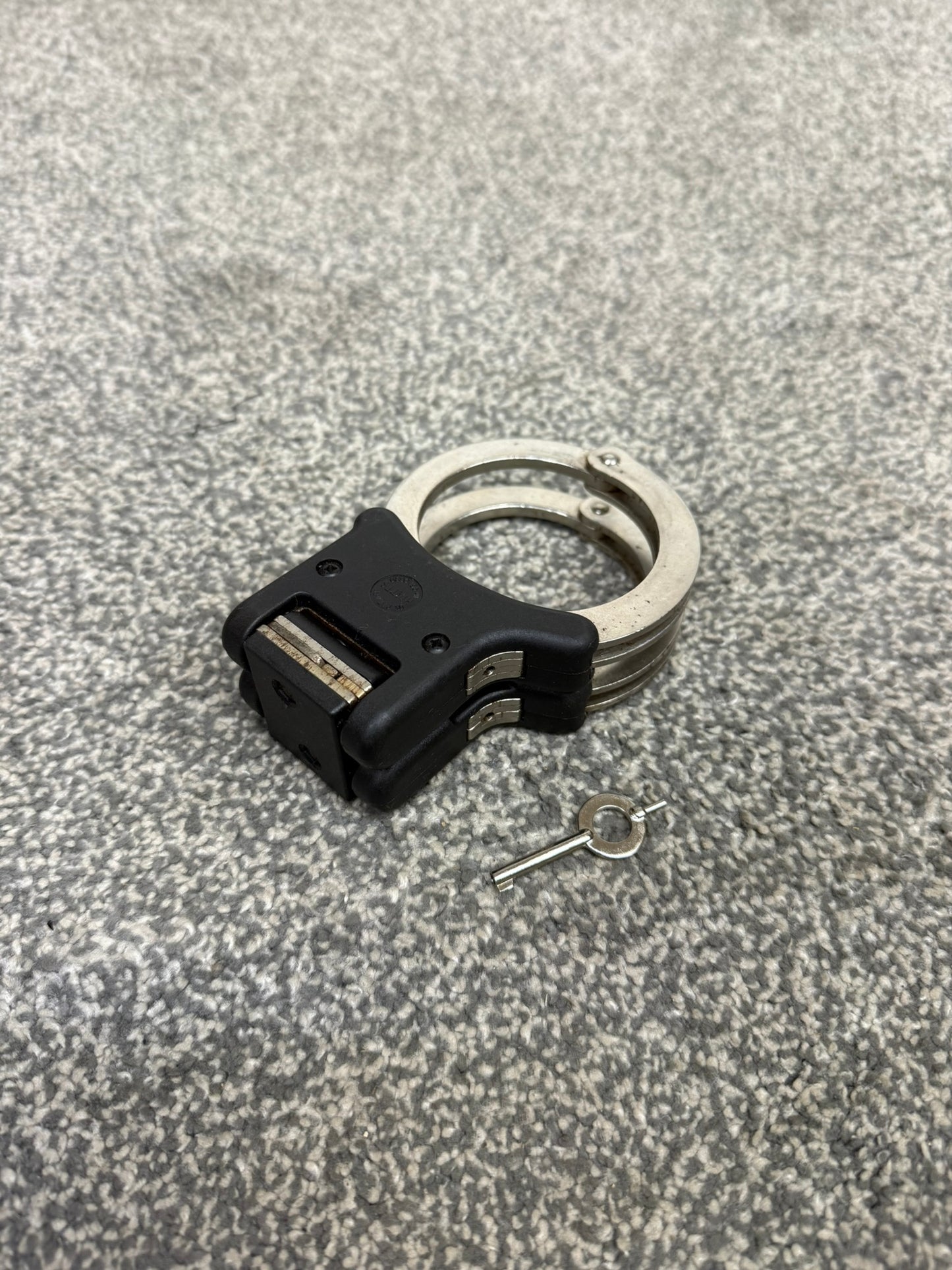 Ex Police Folding Hiatt Handcuffs Hinged Cuffs & Key Security Collectable