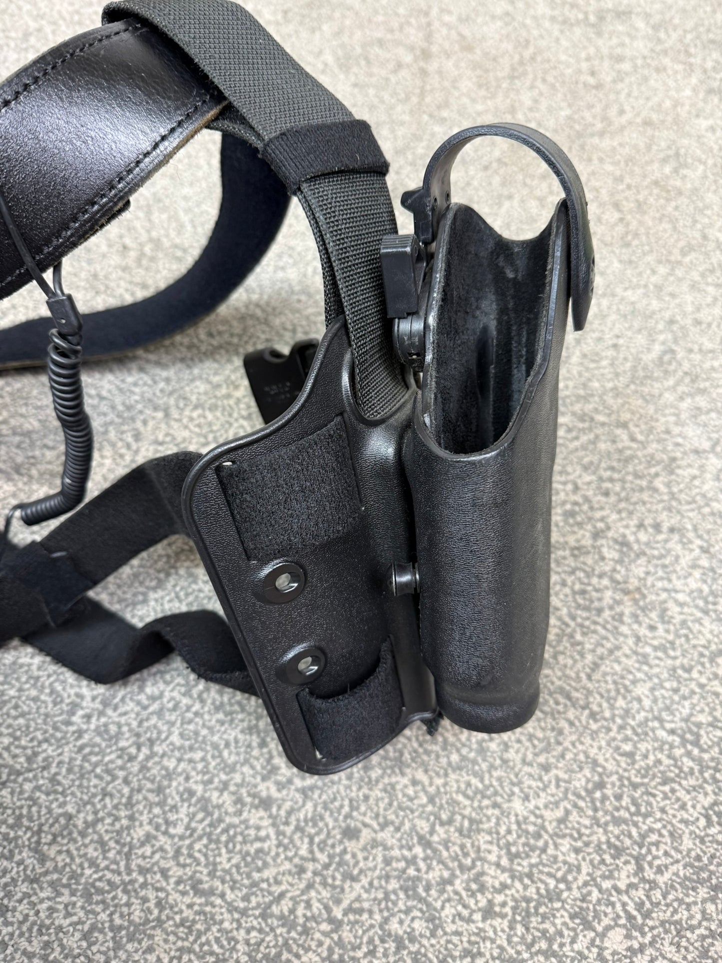 Safariland Drop Leg Holster 6004-837 Glock 17/22 With Leather Belt - Lrg