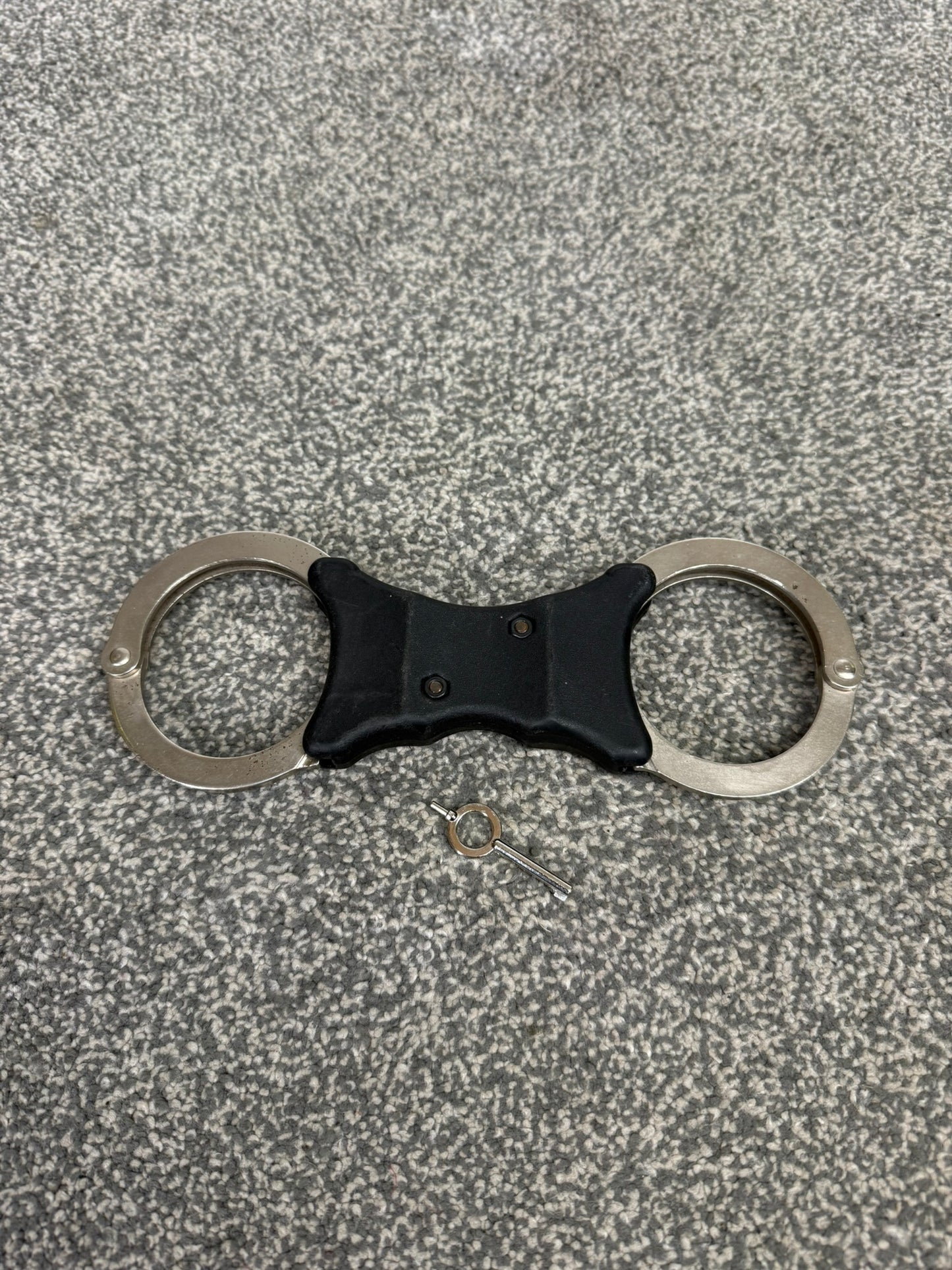 Ex Police Hiatt Handcuffs Genuine Rigid Cuffs With Key Security Collectable Memorabilia
