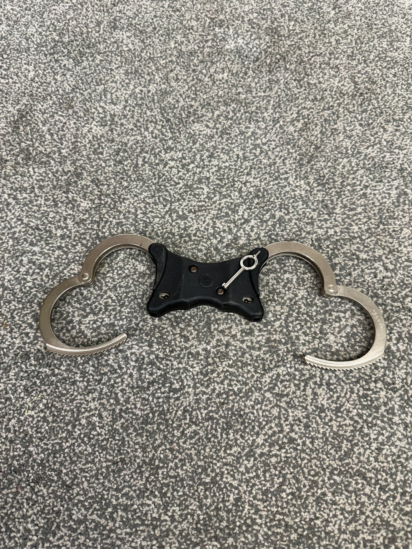Ex Police Hiatt Handcuffs Genuine Rigid Cuffs With Key Security Collectable Memorabilia