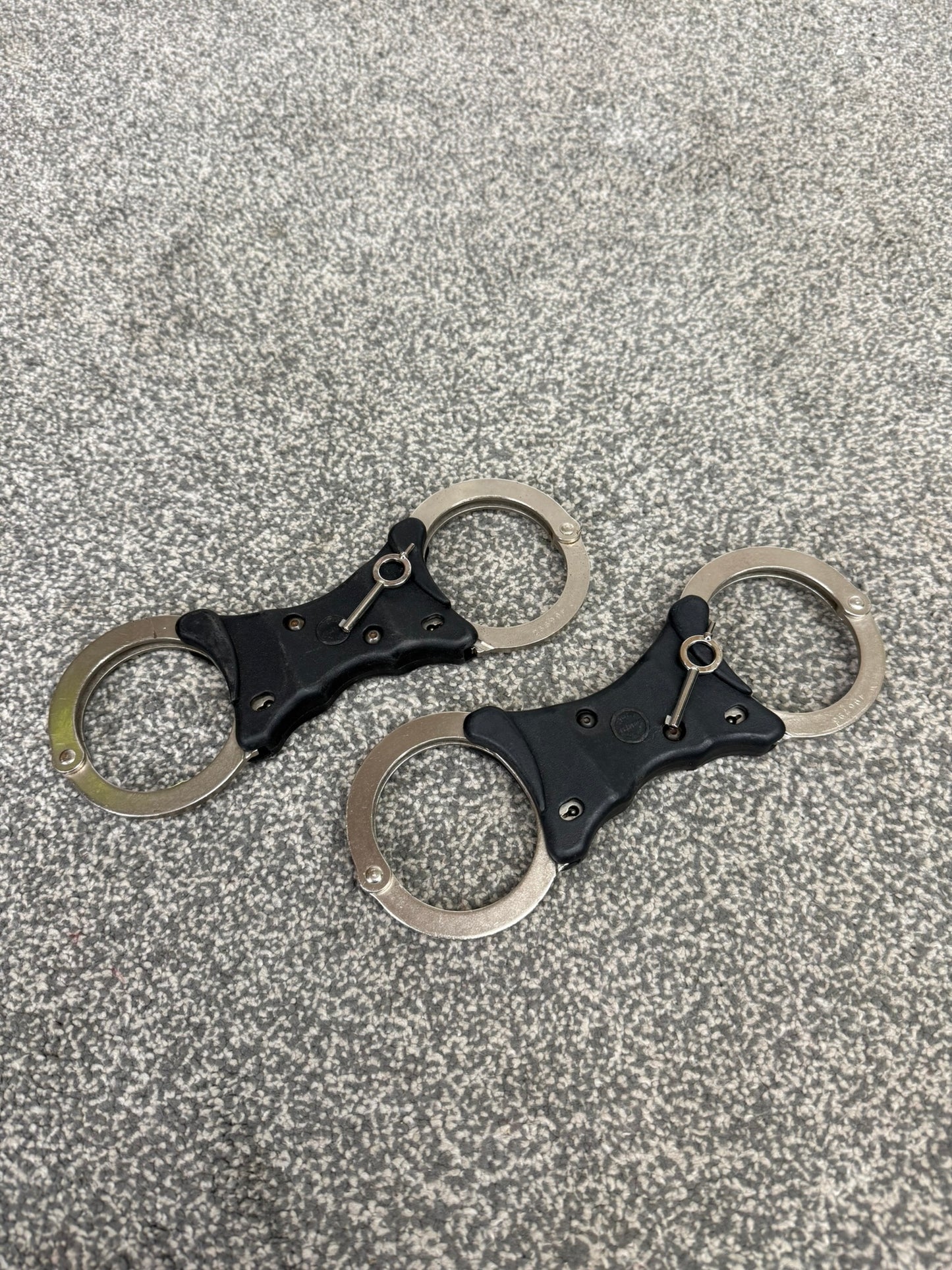 Ex Police Hiatt Handcuffs Genuine Rigid Cuffs With Key Security Collectable Memorabilia